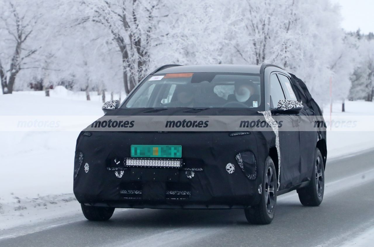 El nuevo Hyundai Kona 2024 descubre su interior en estas fotos espía