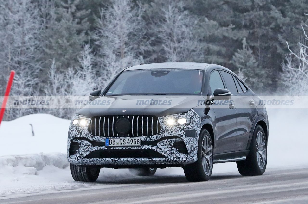 El Mercedes-AMG GLE 53 Coupé Facelift 2023, cazado en las pruebas de invierno