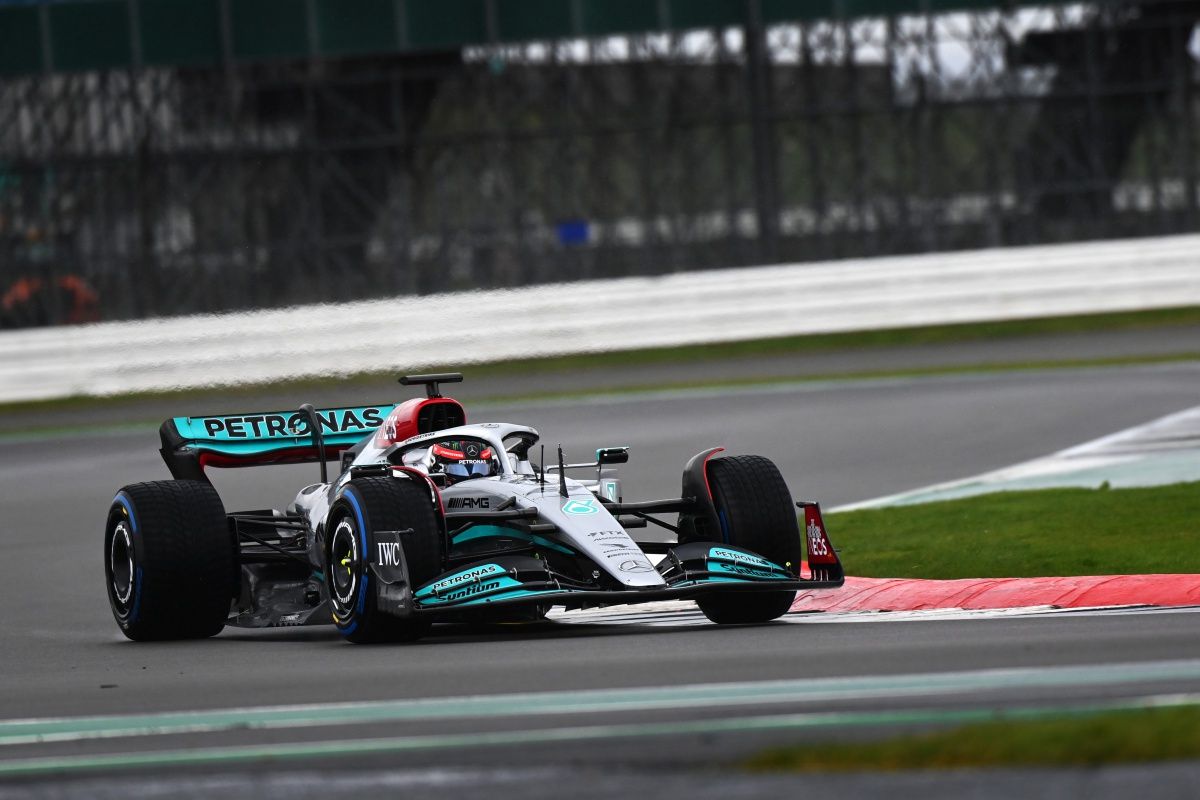 El Mercedes W13 pisa el asfalto y rueda por primera vez en Silverstone