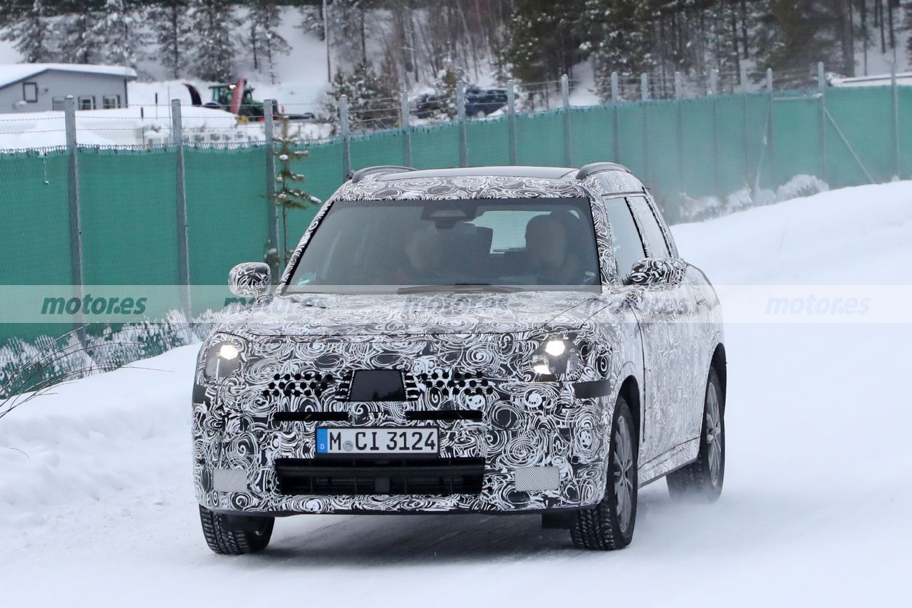 Descubre el interior del MINI Countryman 2023 en estas nuevas fotos espía