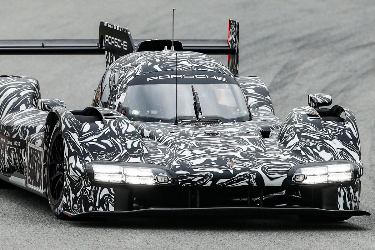 Nueva imagen del LMDh de Porsche mientras el Peugeot 9X8 rueda en Paul Ricard