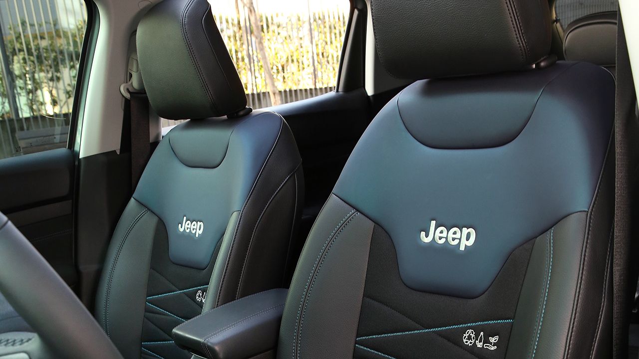 Jeep Compass Upland - interior