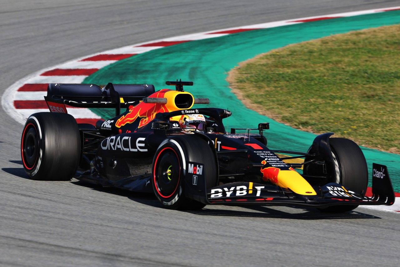 Red Bull mete miedo con su radical RB18… y Hamilton se preocupa