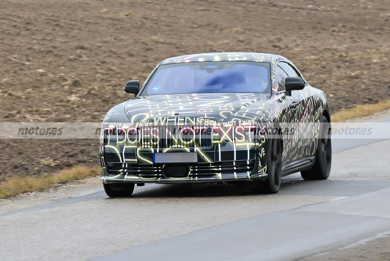 El nuevo Rolls-Royce Spectre 2023 cazado en fotos y en pruebas en carretera