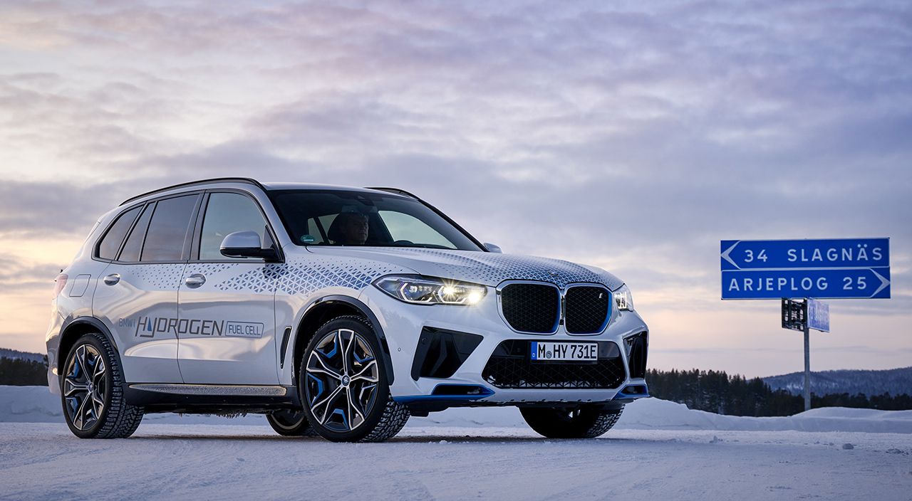 Los prototipos del BMW iX5 Hydrogen brillan como cualquier SUV en las pruebas de invierno