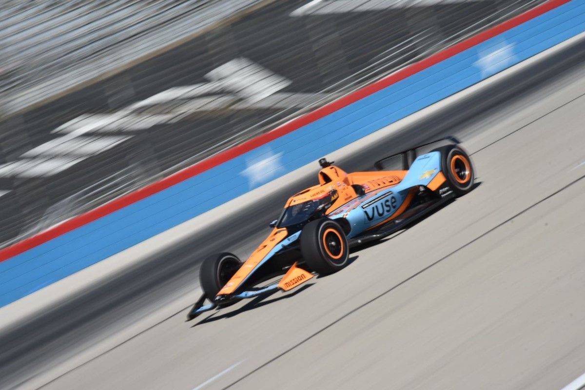 Felix Rosenqvist sorprende con la pole en el óvalo de Texas; 11º lugar de Álex Palou