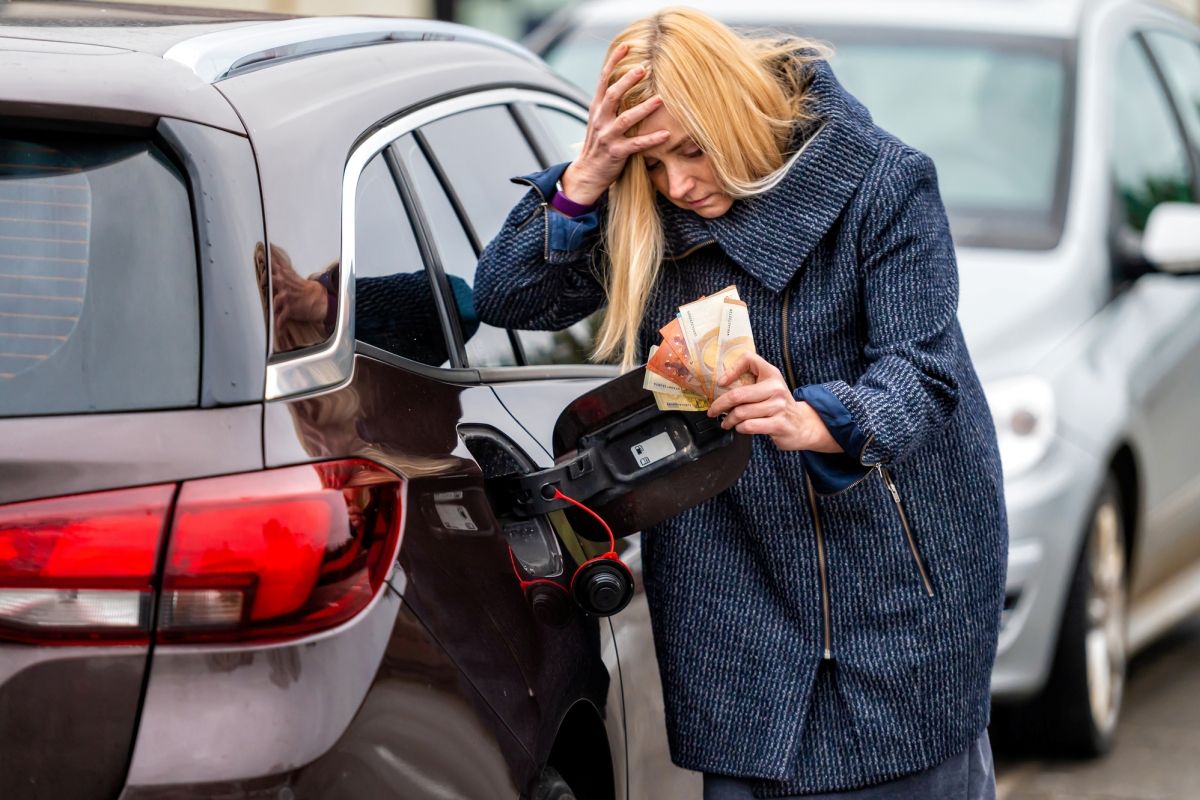 Los impuestos en el combustible, ¿cuánto pagamos por cada litro de gasolina o diésel?