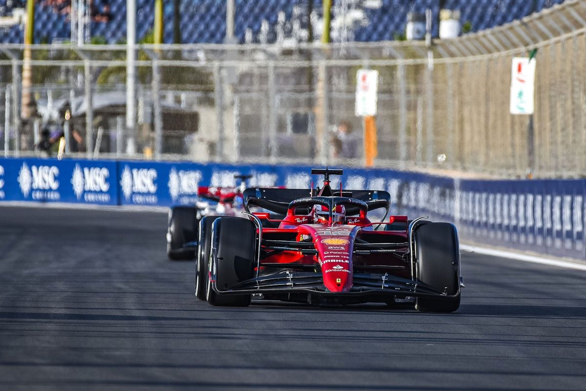 Leclerc se lleva el mejor crono frente a Verstappen en el último instante de la FP1