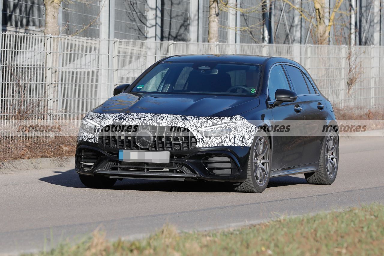 Sorprenden al Mercedes-AMG A 45 S Facelift 2022 más ligero de camuflaje