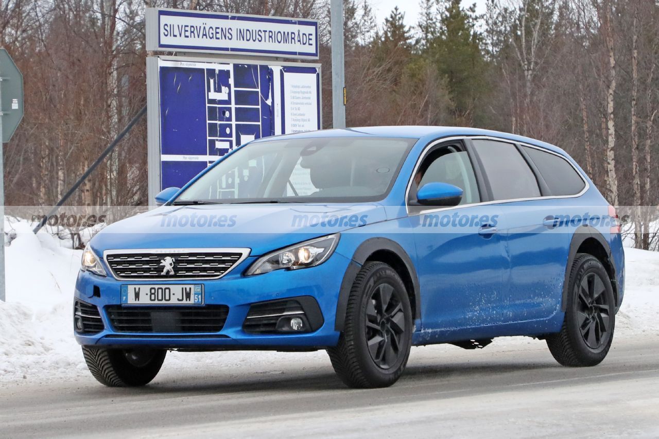 La primera mula del futuro Peugeot 3008 2023 se deja ver rodando en fotos espía