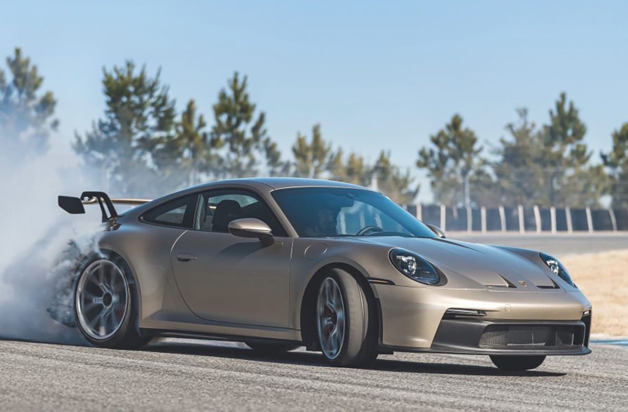 El Porsche 911 GT3 Gold Bronze es uno de los deportivos más curiosos [video]