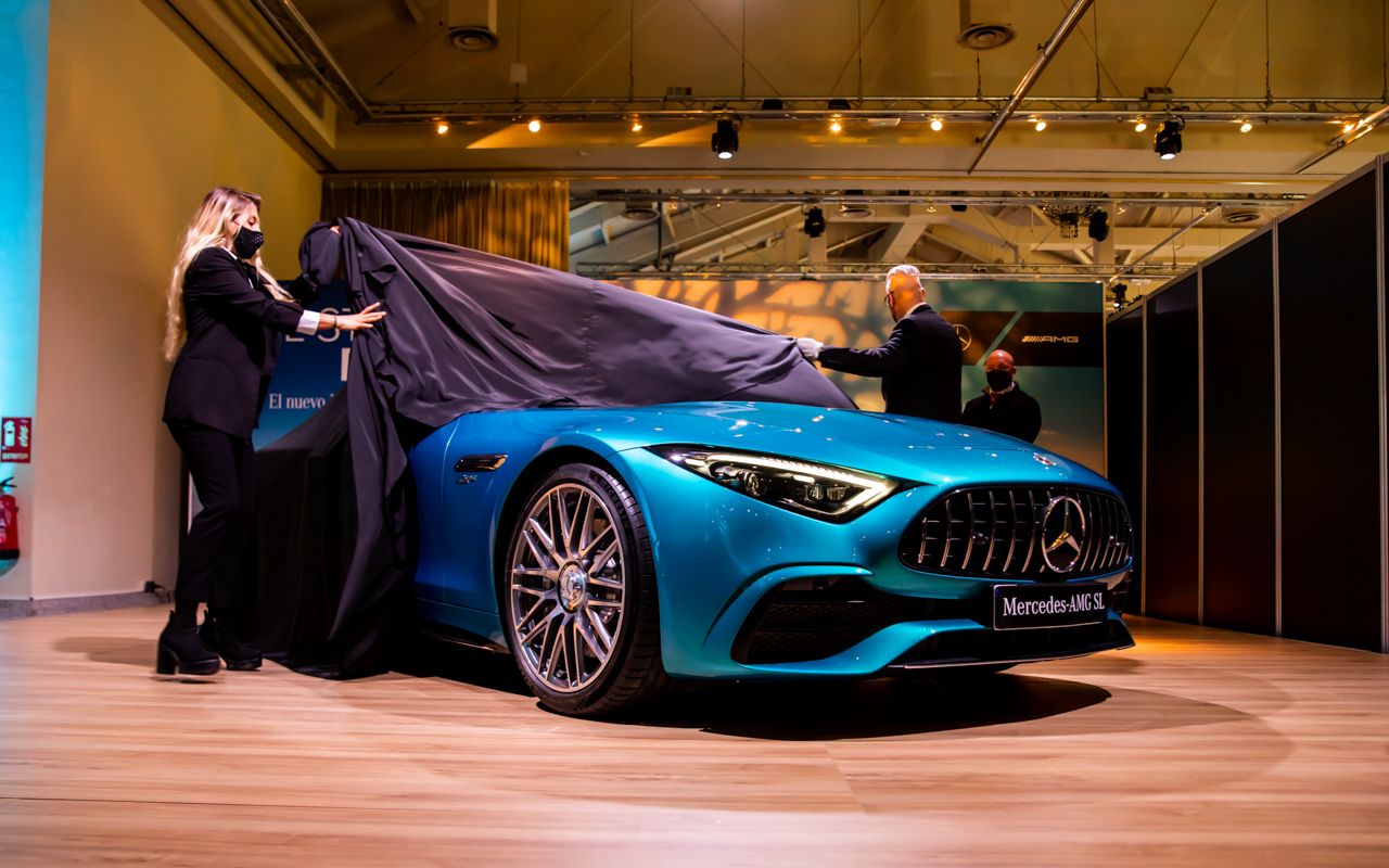 Presentación estática del Mercedes-AMG SL 2022, atractivo a la vista y al oído