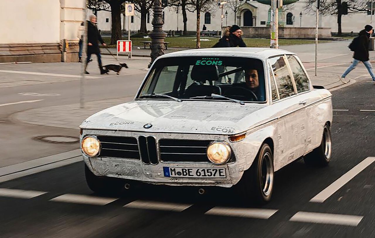 El exclusivo BMW 2002 renace gracias a Bavarian Econs y Tesla