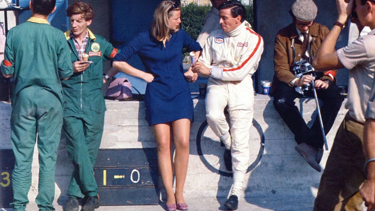 Jim Clark en los boxes antes de la carrera