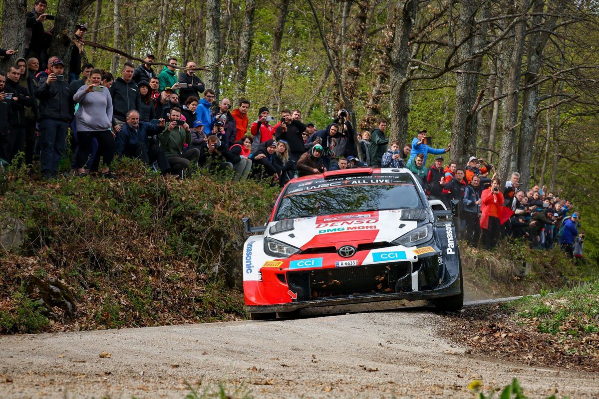 Kalle Rovanperä aguanta la presión de Ott Tänak en el Rally de Croacia