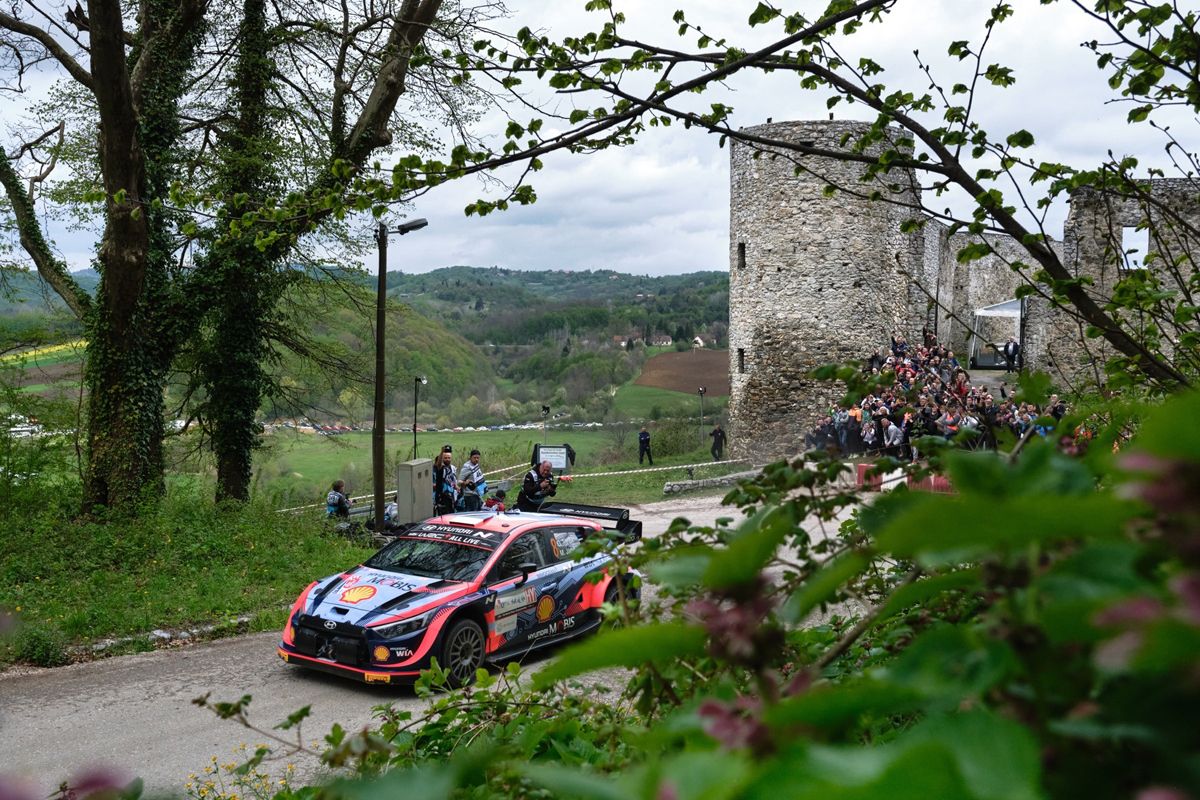 Kalle Rovanperä aguanta la presión de Ott Tänak en el Rally de Croacia