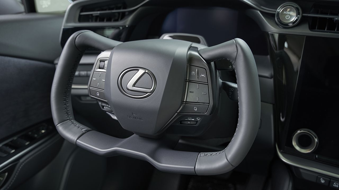 Las claves del volante Steering Yoke, la gran novedad que estrena el Lexus RZ 450e