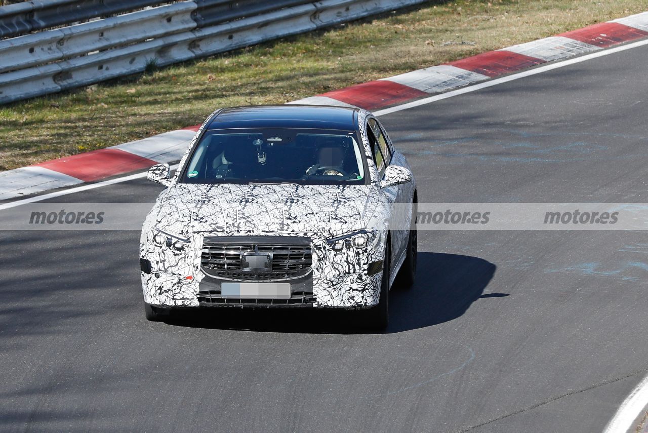 Avistado el nuevo Mercedes Clase E Exclusive 2023 en fotos espía en Nürburgring