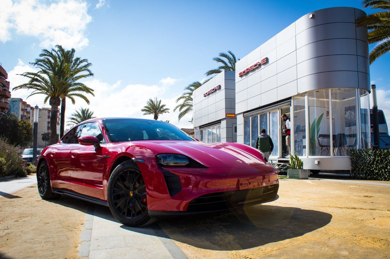 Porsche Sevilla presenta el Taycan GTS y deslumbra con el Porsche Mobile Center en Sanlúcar