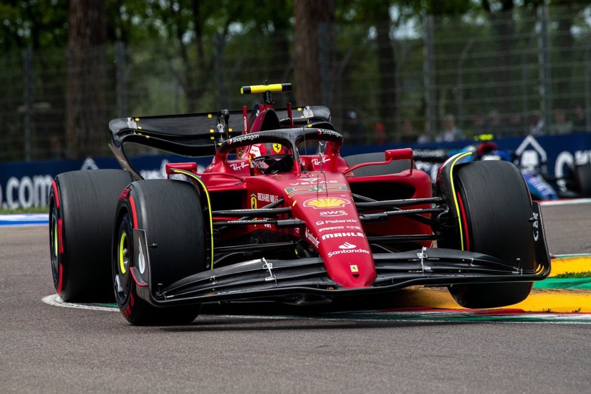 Sainz, del 10º al 4º pero aún incómodo con el F1-75: «Ya llegará, estoy peleando»