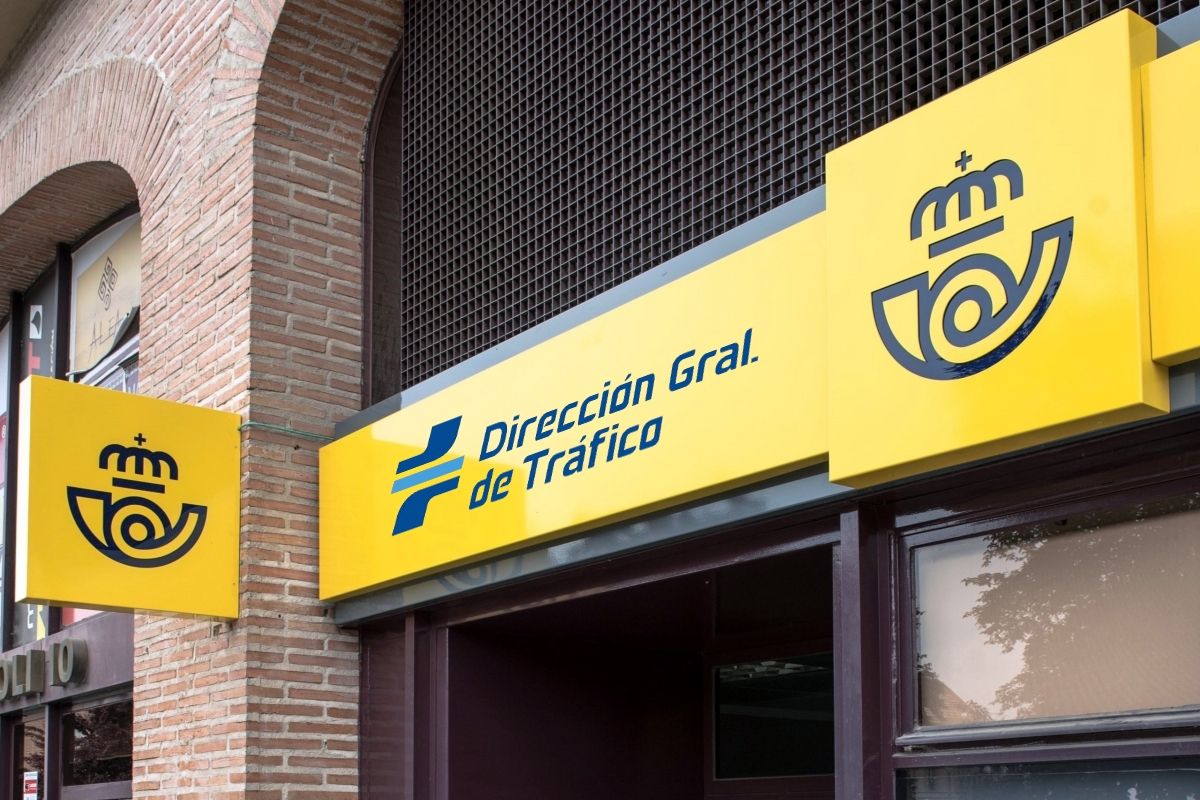 Estos son todos los trámites de la DGT que ya puedes hacer en Correos