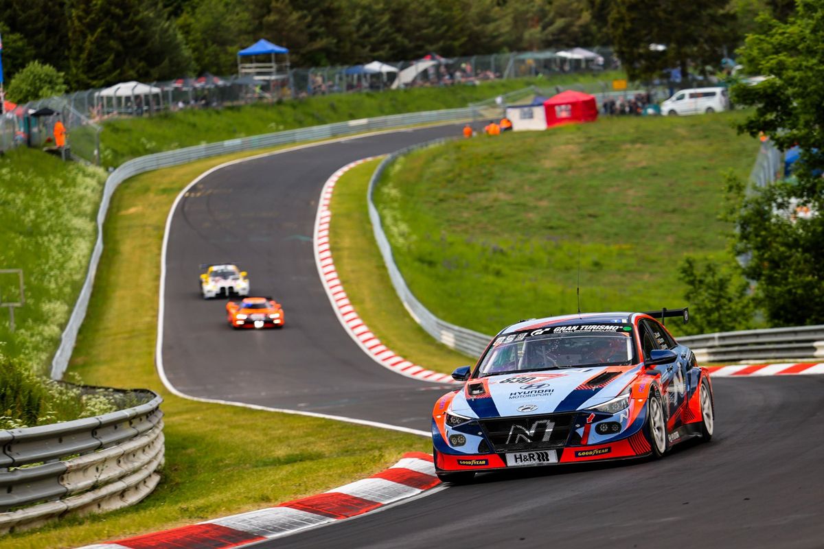 El Audi #15 de Phoenix Racing conquista las 24 Horas de Nürburgring 2022