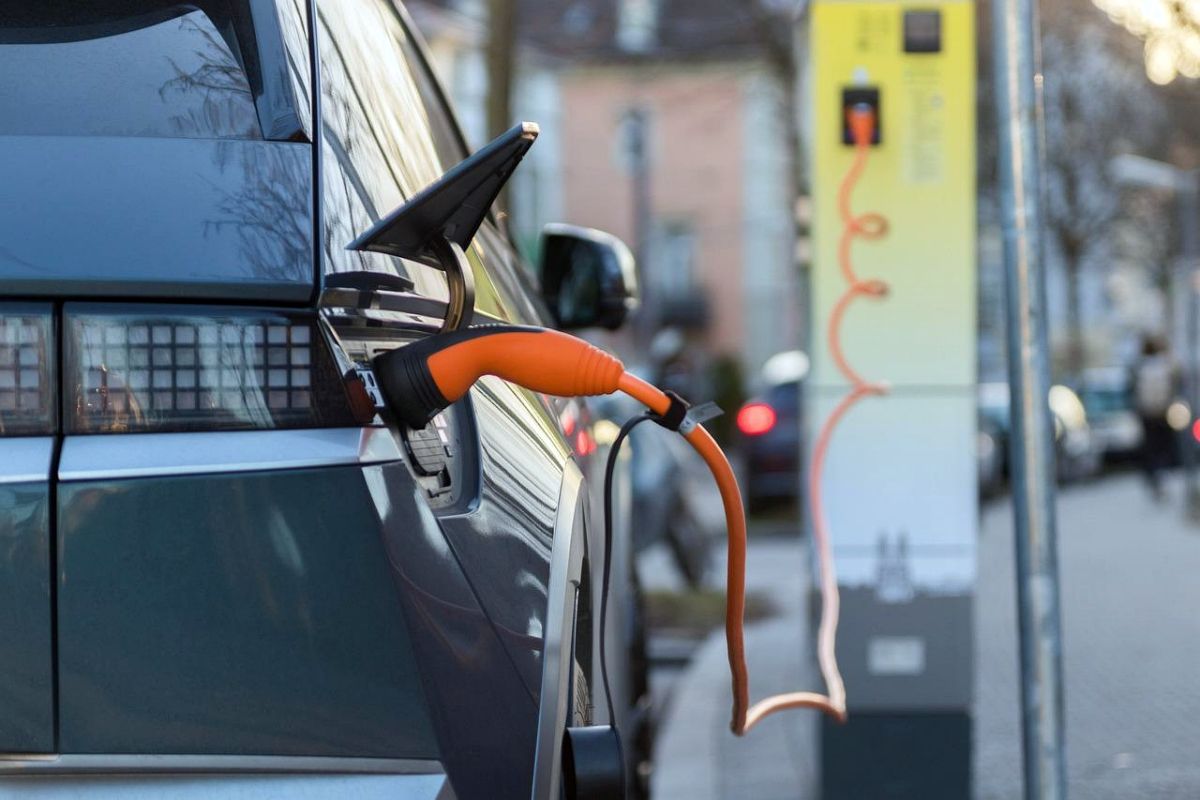 Así ayudan las administraciones al coche eléctrico: hasta 30 meses para instalar un cargador público