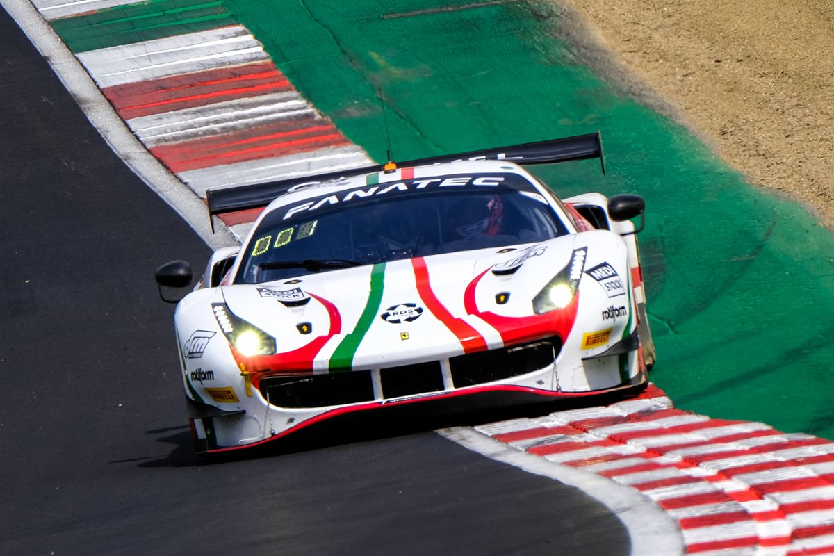 El Ferrari #53 defiende su pole y logra una enorme victoria en Brands Hatch