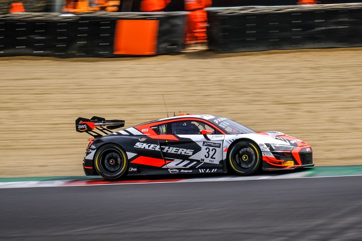 El Ferrari #53 defiende su pole y logra una enorme victoria en Brands Hatch