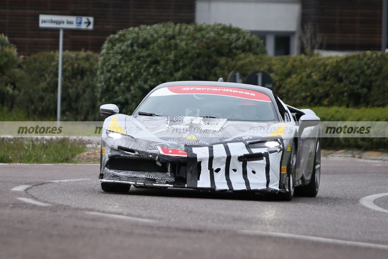 El Ferrari SF90VS 2023 posa en unas fotos espía en los alrededores de Maranello