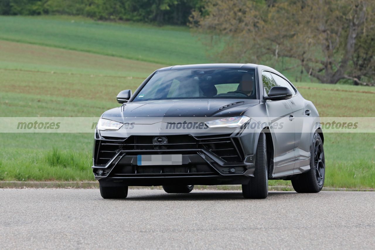 El Lamborghini Urus Evo 2023 se deja ver en fotos espía cerca de Nürburgring