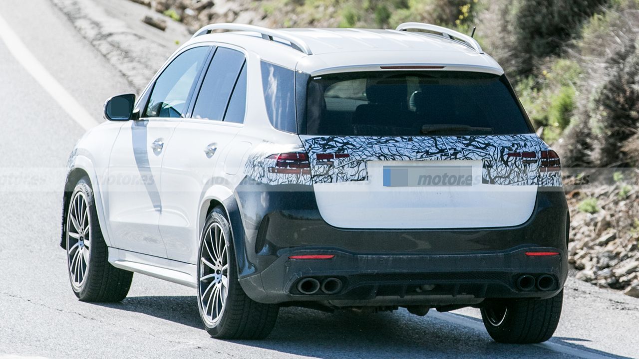 Mercedes-AMG GLE 53 4MATIC+ 2023 - foto espía posterior