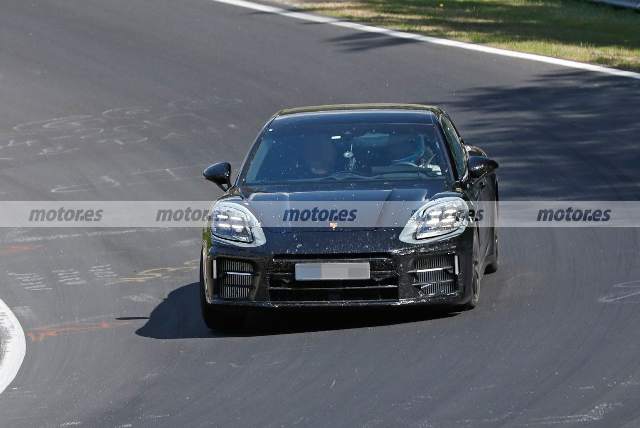 Dos prototipos del Porsche Panamera 2024 se estrenan en fotos espía en Nürburgring