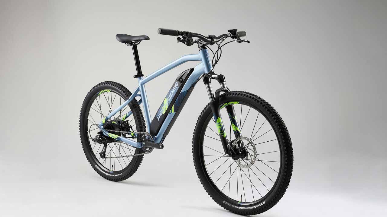 La bici eléctrica más vendida de Decathlon: 380 Wh, 250W y 2 horas de autonomía