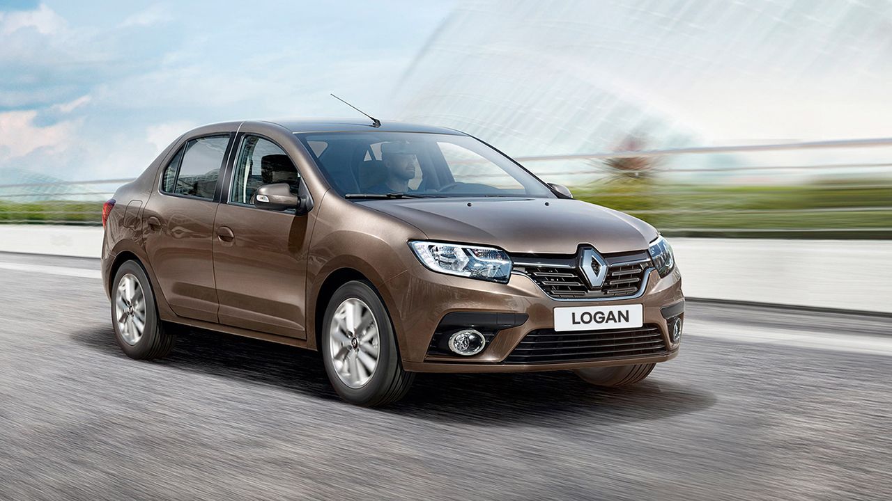 Rusia - Abril 2022: El Dacia Logan de Renault pesca en río revuelto