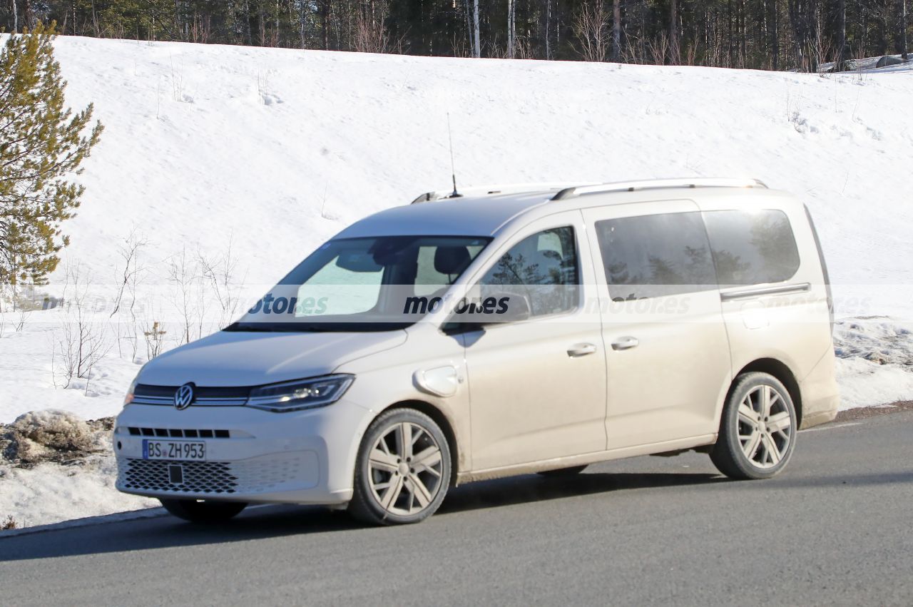 El Volkswagen Caddy Maxi eHybrid 2023, cazado en fotos espía durante unas pruebas