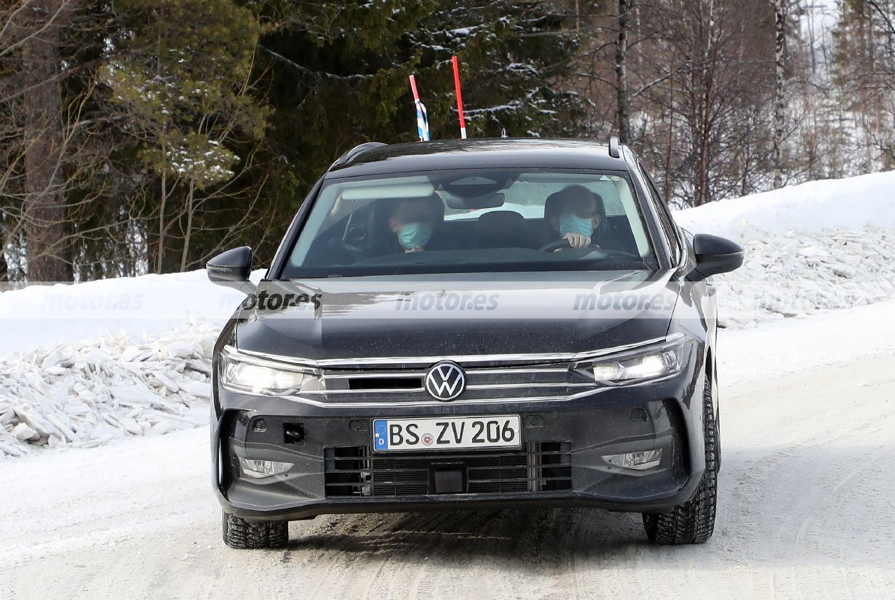 El nuevo Volkswagen Passat Variant 2024 revela su interior en nuevas fotos espía