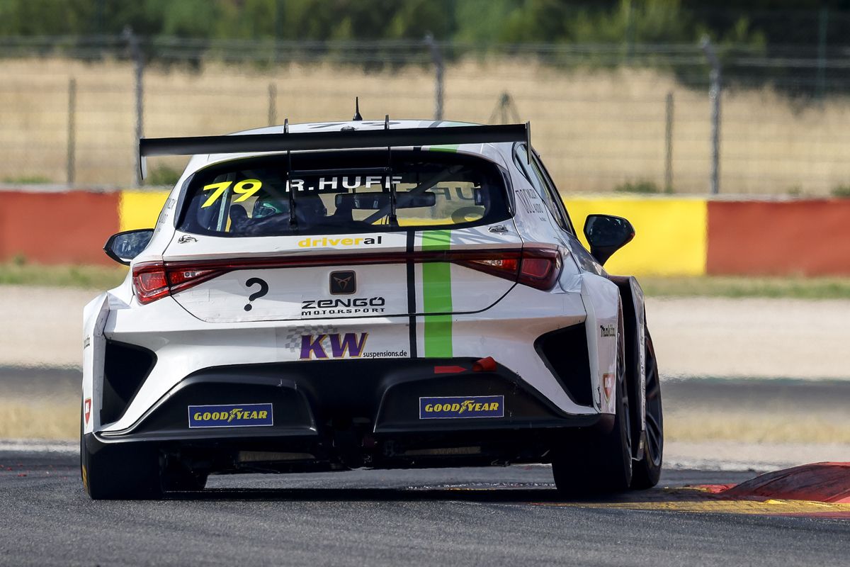 Gilles Magnus resiste los ataques de Rob Huff para ganar en MotorLand