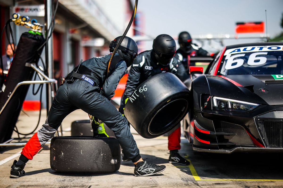 Kelvin Van der Linde y Nico Müller lideran los libres del DTM en Imola