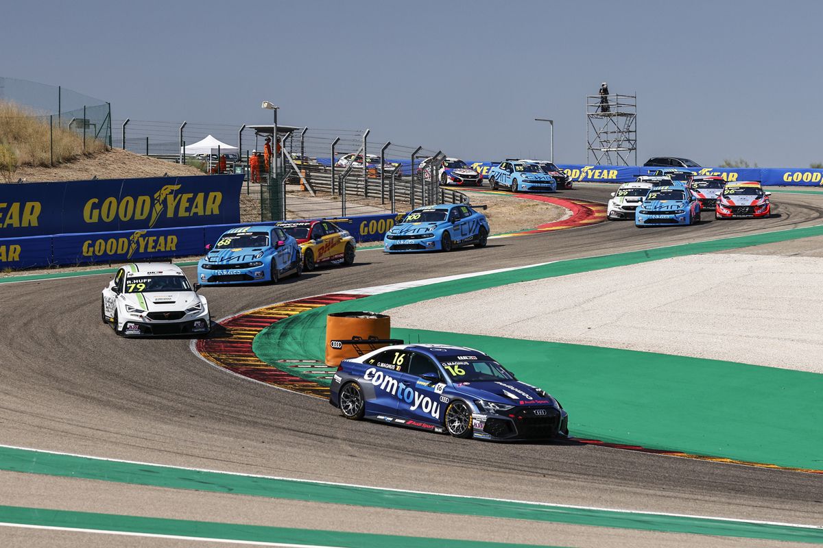 Mikel Azcona brilla en MotorLand y aumenta su ventaja al frente del WTCR