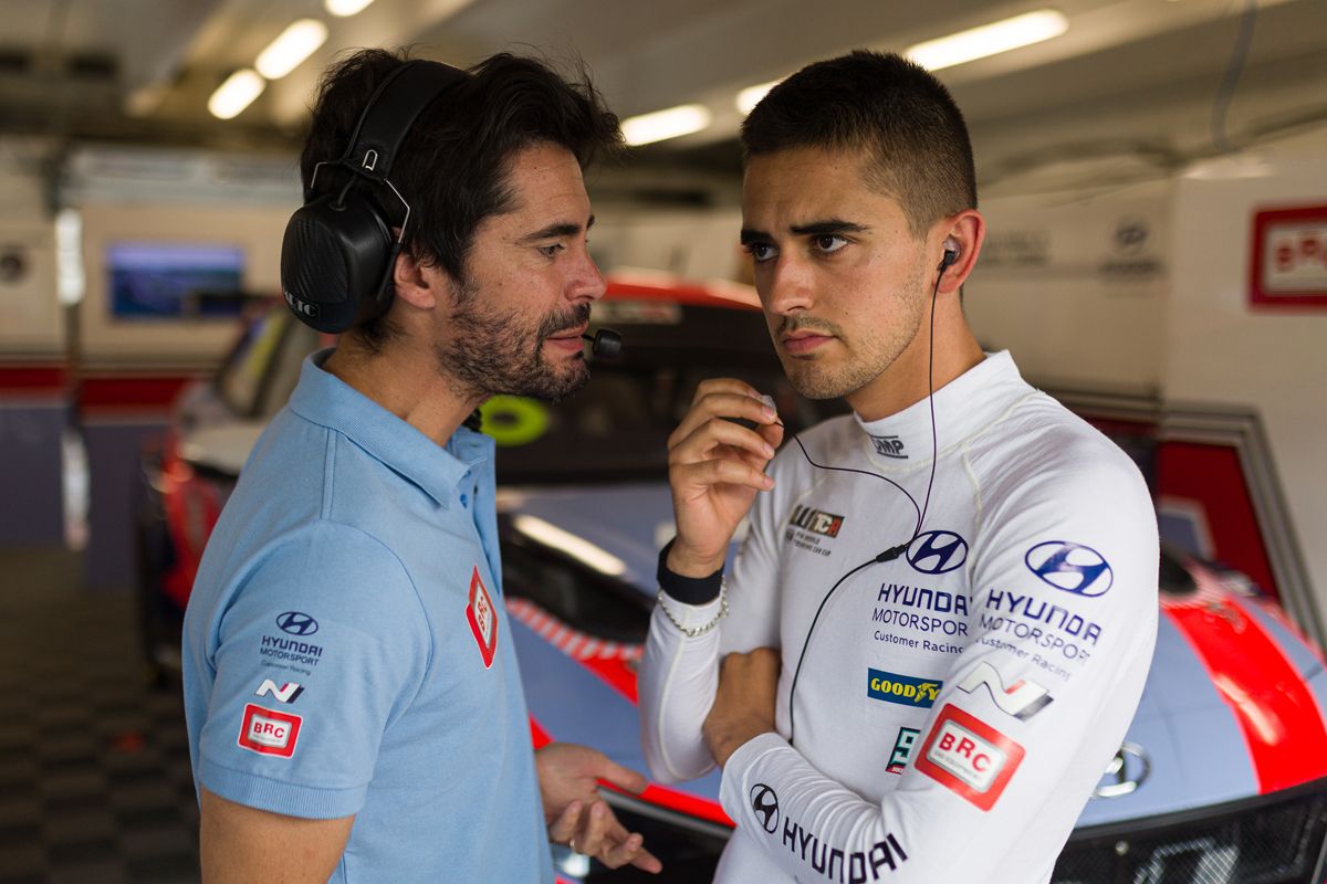 Mikel Azcona encara la cita de MotorLand Aragón como líder del WTCR