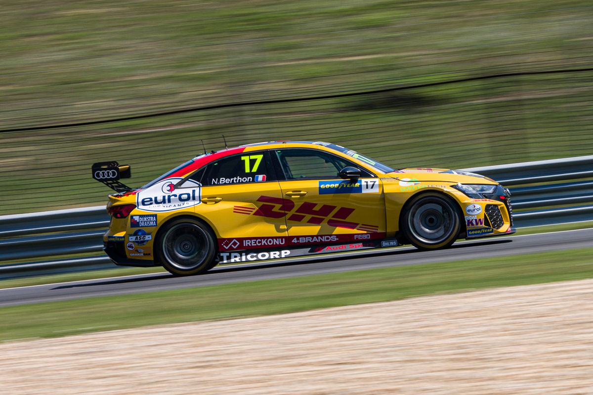 Mikel Azcona logra el triunfo en la carrera principal del WTCR en Hungría