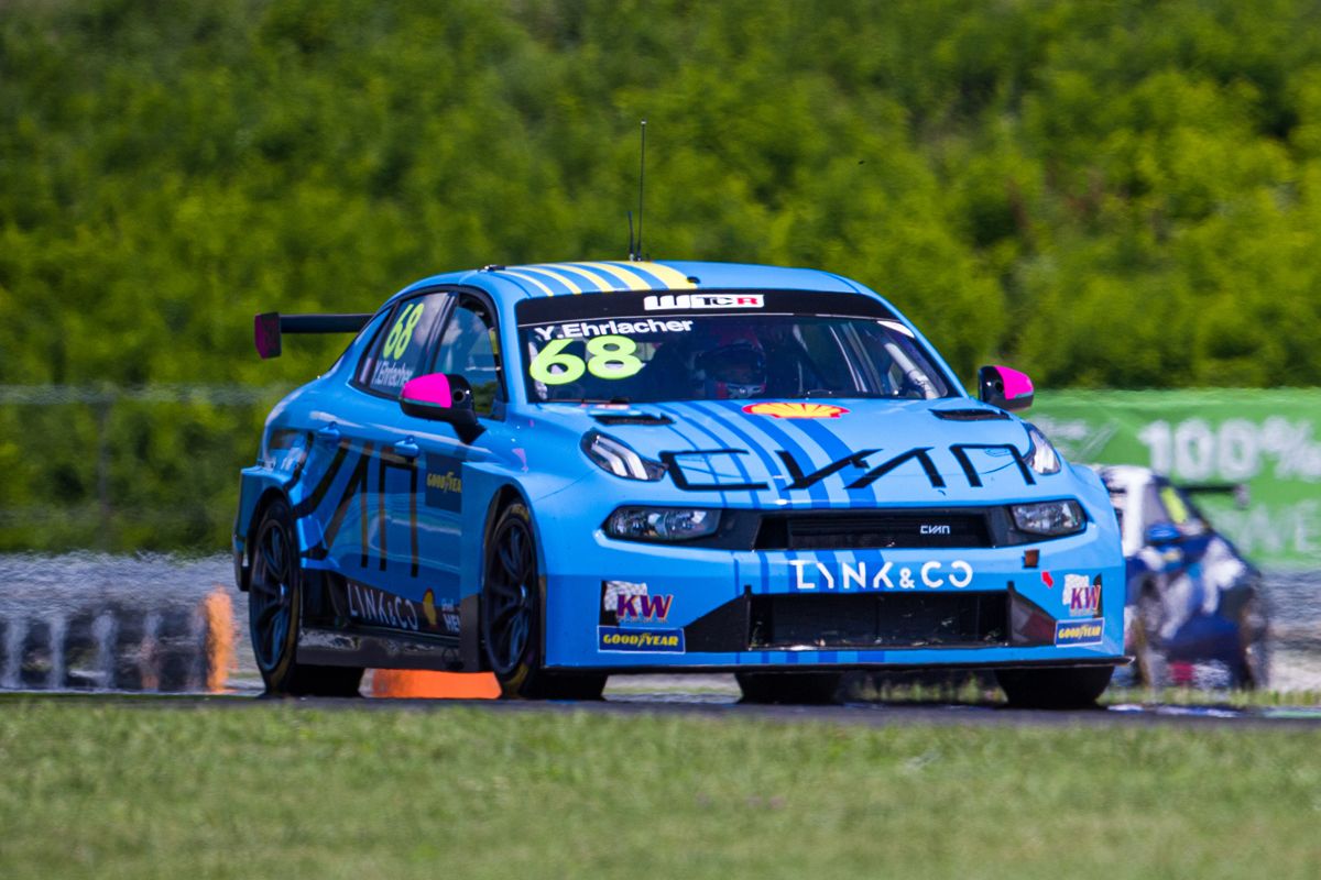 Mikel Azcona logra el triunfo en la carrera principal del WTCR en Hungría