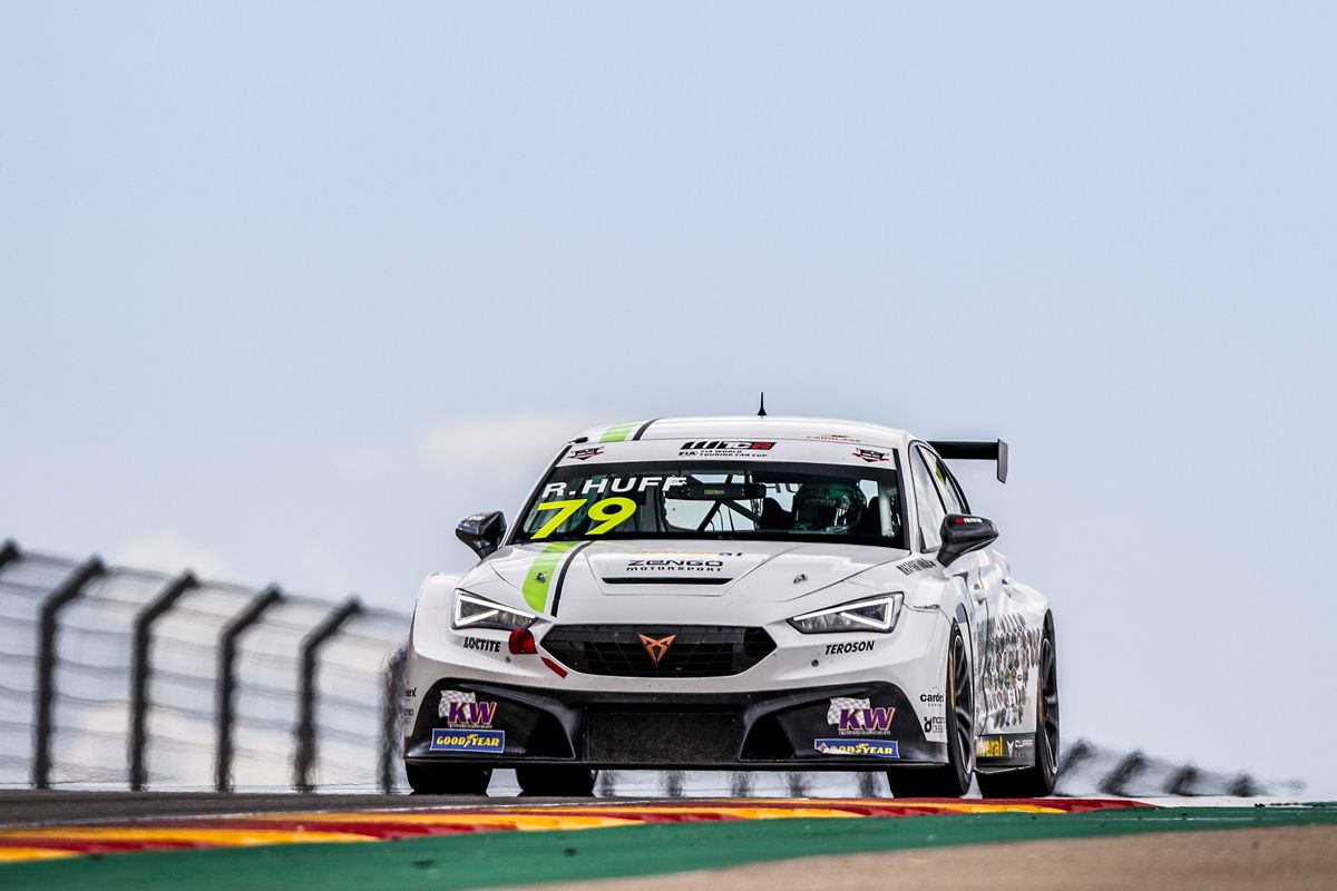 Mikel Azcona, más lider del WTCR, tras ganar ante su público en MotorLand