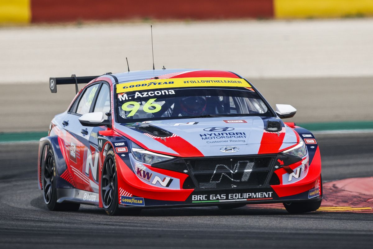 Mikel Azcona, más lider del WTCR, tras ganar ante su público en MotorLand