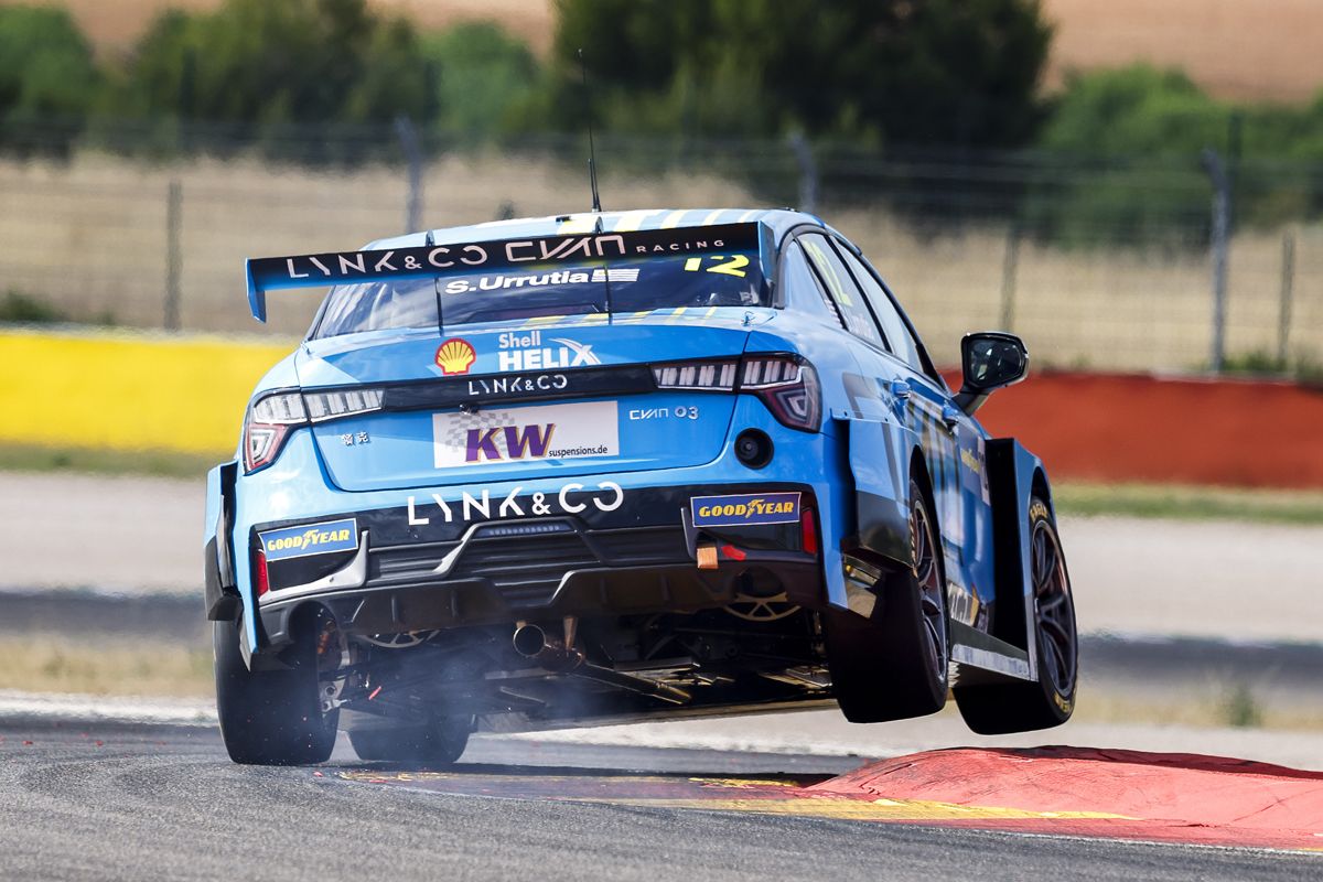 Mikel Azcona, más lider del WTCR, tras ganar ante su público en MotorLand