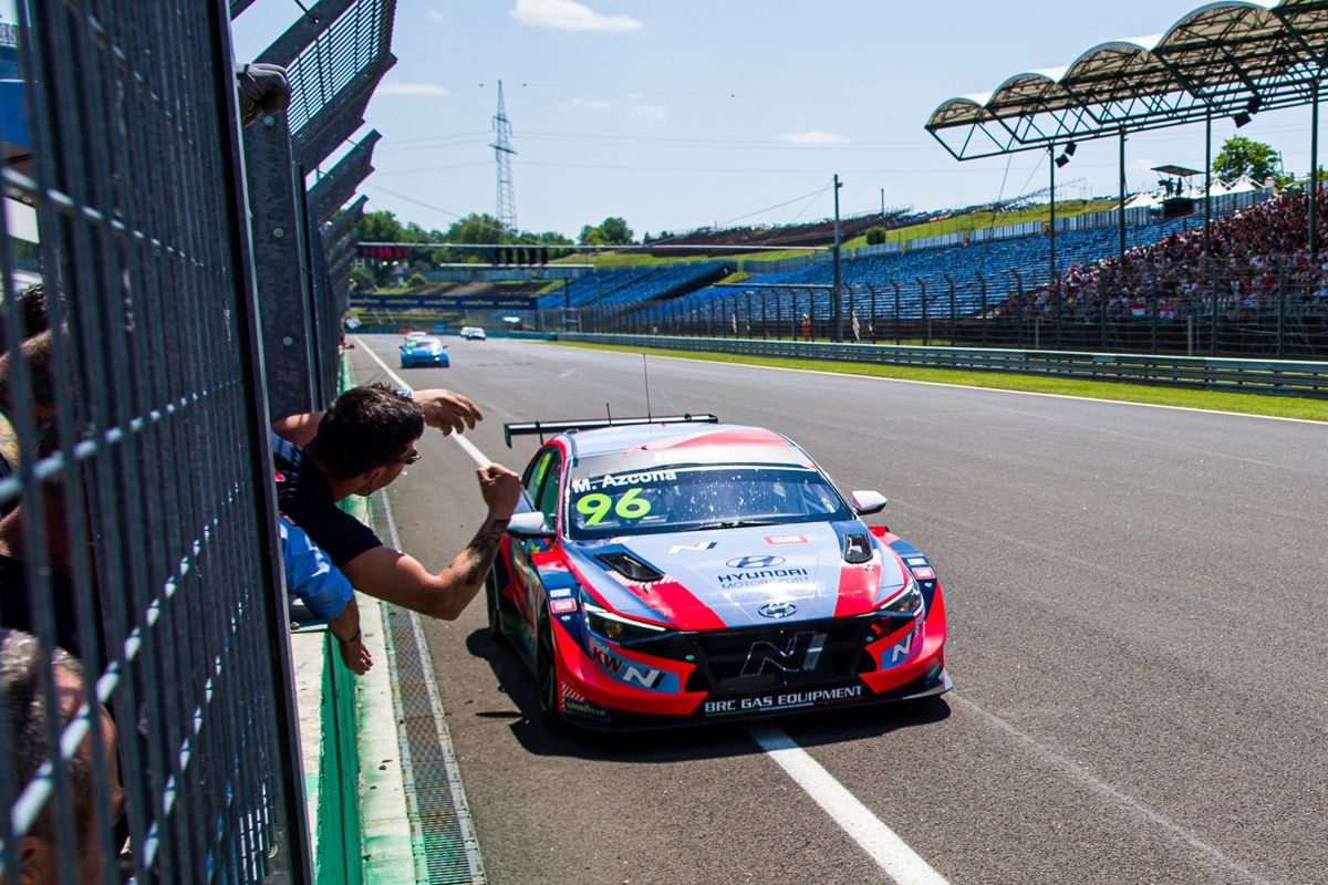 Mikel Azcona toma el liderato del WTCR tras su paso por Hungaroring