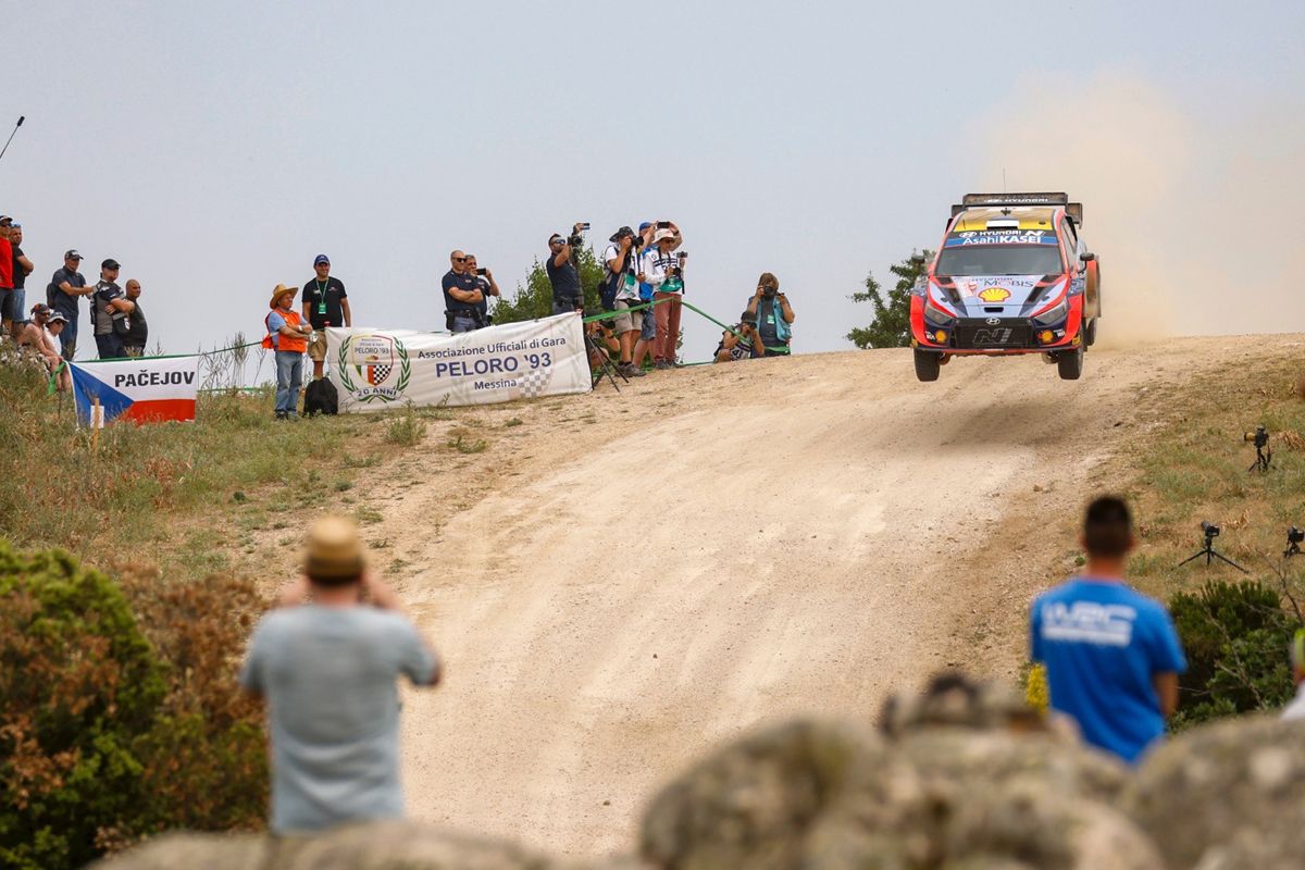 Ott Tänak amplía su ventaja al frente del Rally de Italia-Cerdeña