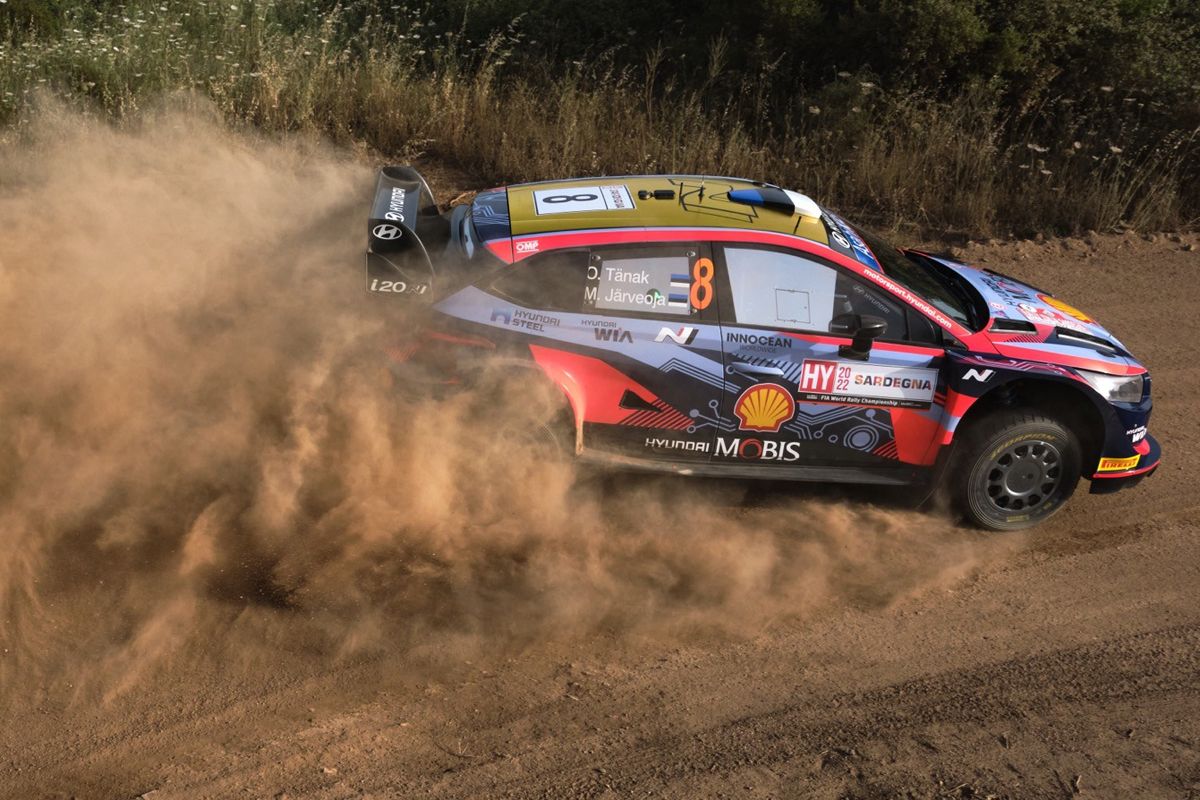 Ott Tänak da relevo a Thierry Neuville al frente del Rally de Italia-Cerdeña