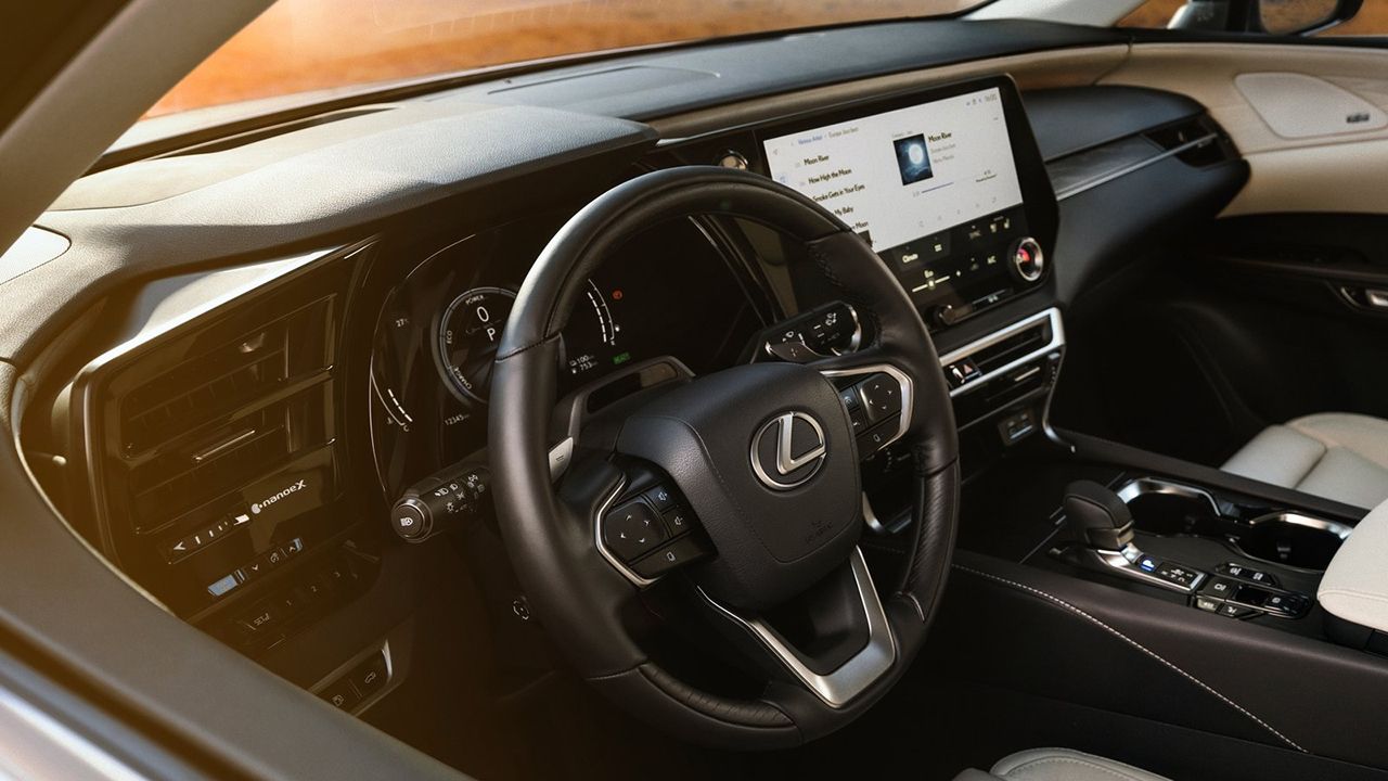 Lexus RX 2023 - interior